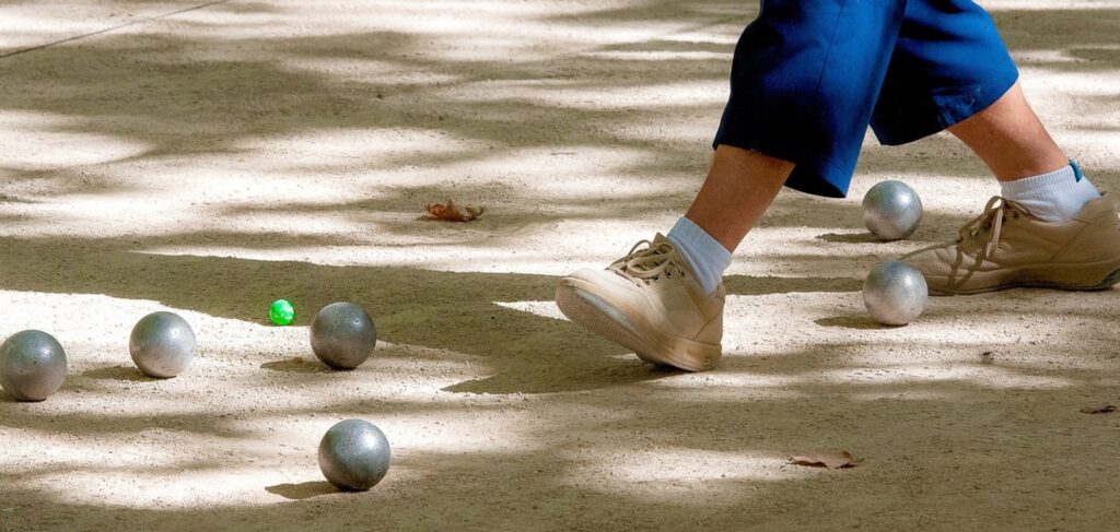 La pétanque est un sport traditionnel aux multiples facettes à découvrir absolument
